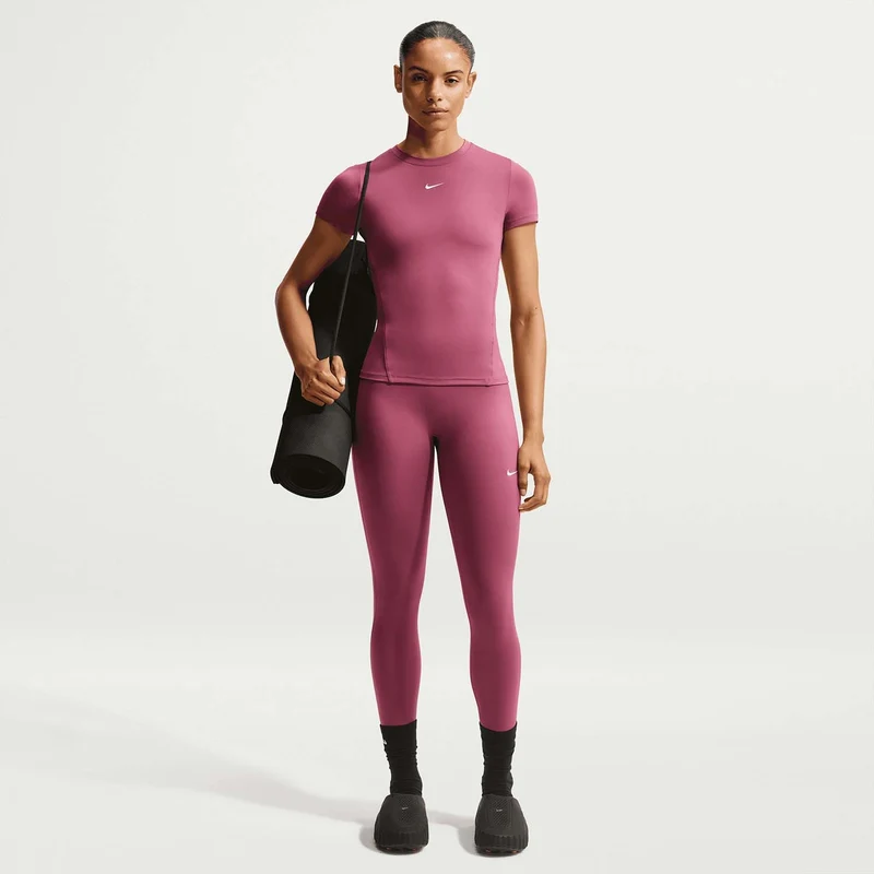 one fitted dri-fit Damestop