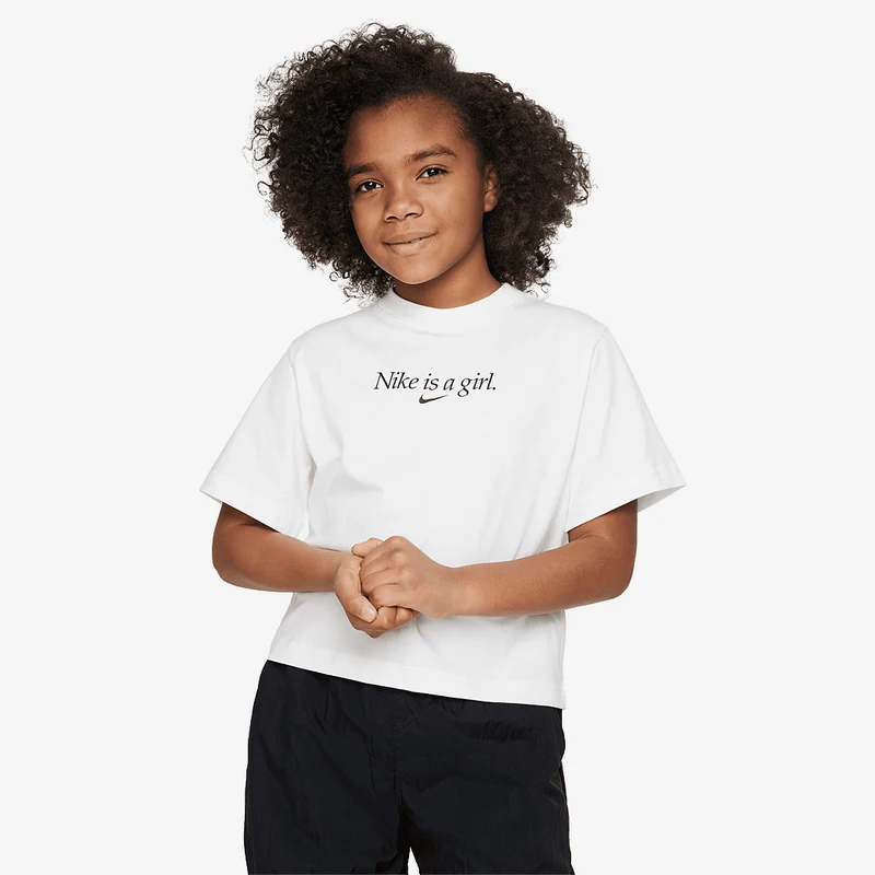Nike Sportswear Older Girls T-Shirt (8-15Y)